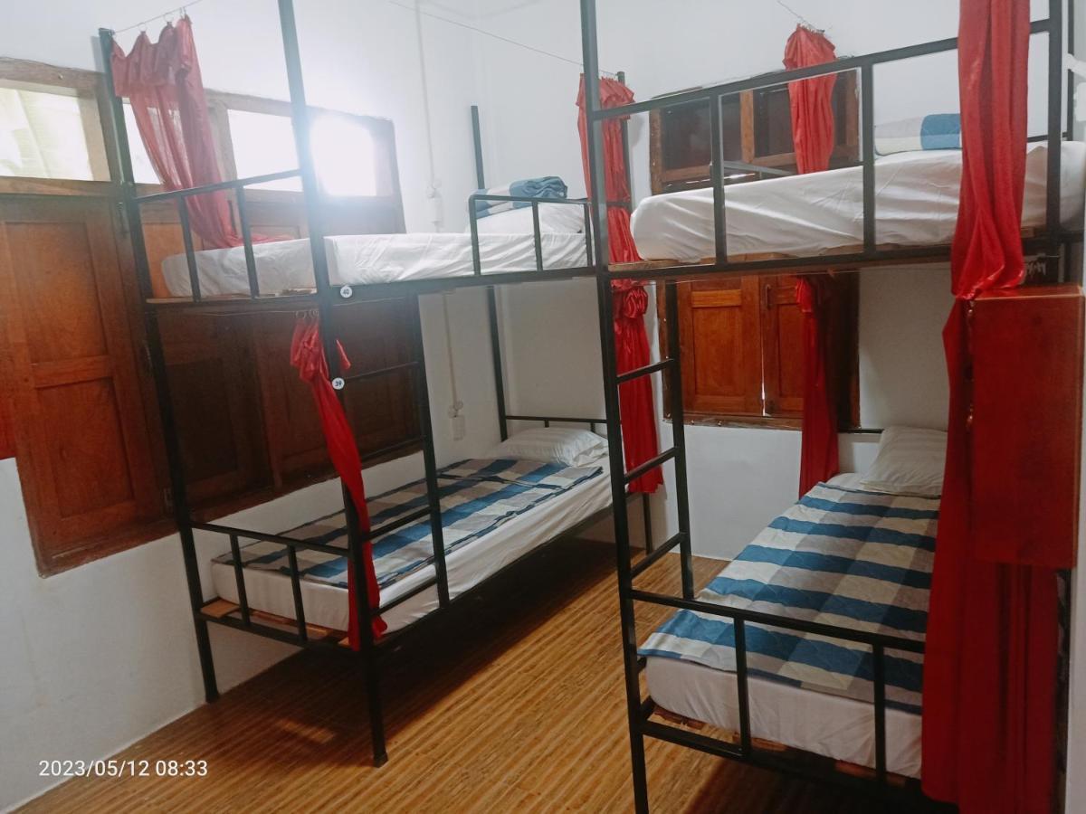 Aurora Backpackers Hostel 琅勃拉邦 外观 照片