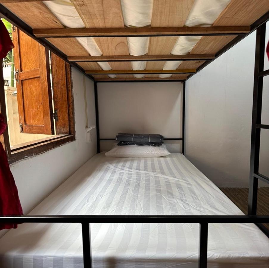 Aurora Backpackers Hostel 琅勃拉邦 外观 照片