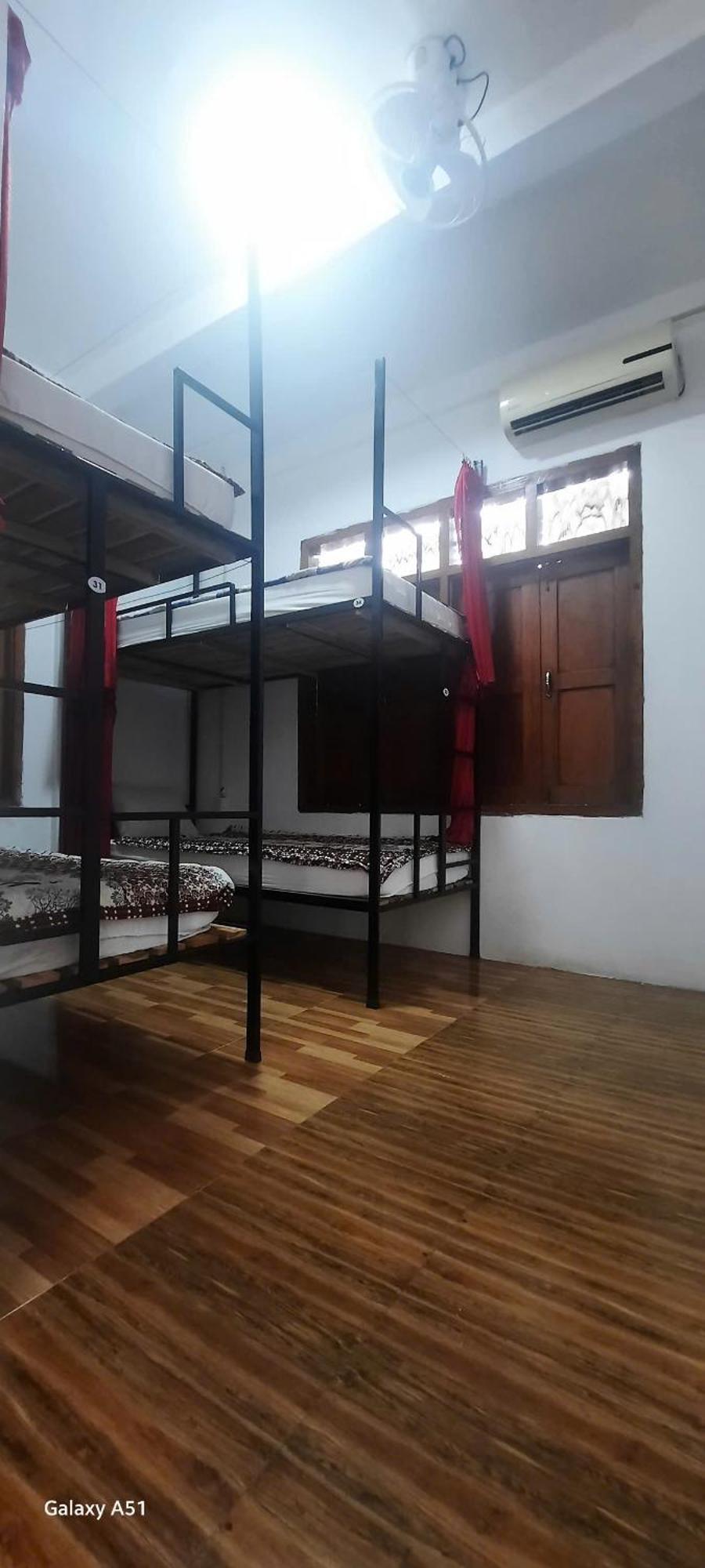 Aurora Backpackers Hostel 琅勃拉邦 外观 照片