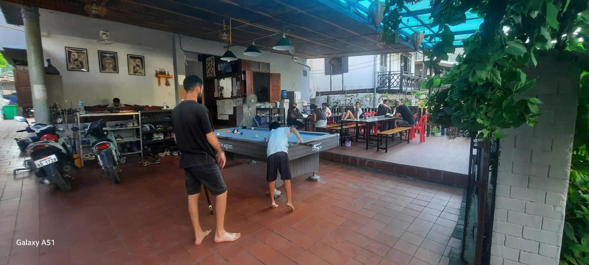 Aurora Backpackers Hostel 琅勃拉邦 外观 照片